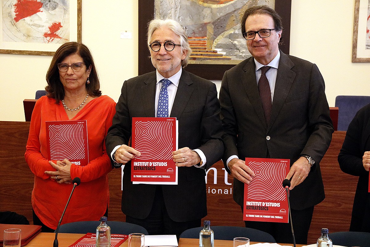 Rosa Vergés, Josep Sánchez Llibre i Jordi Alberich mostren el primer informe del think tank de Foment.