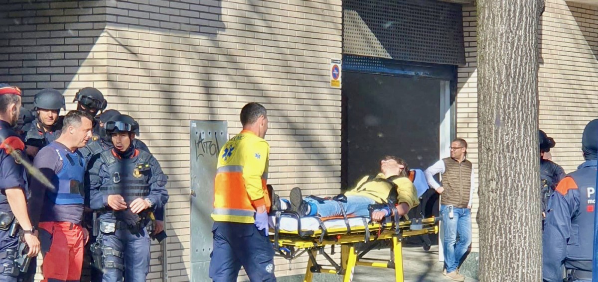 Membres del SEM s'enduen el jove lligat de peus i mans en una ambulància.