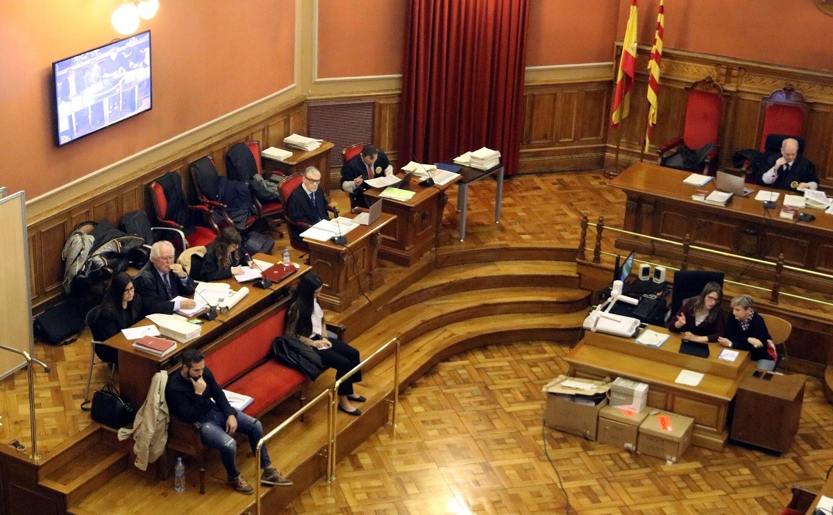 Plano obert de la sala de l'Audiència de Barcelona durant la celebració del judici de la Guàrdia Urbana