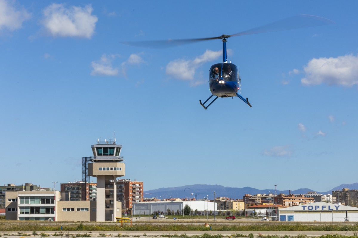 Un helicòpter arribant a l'aeroport de Sabadell 