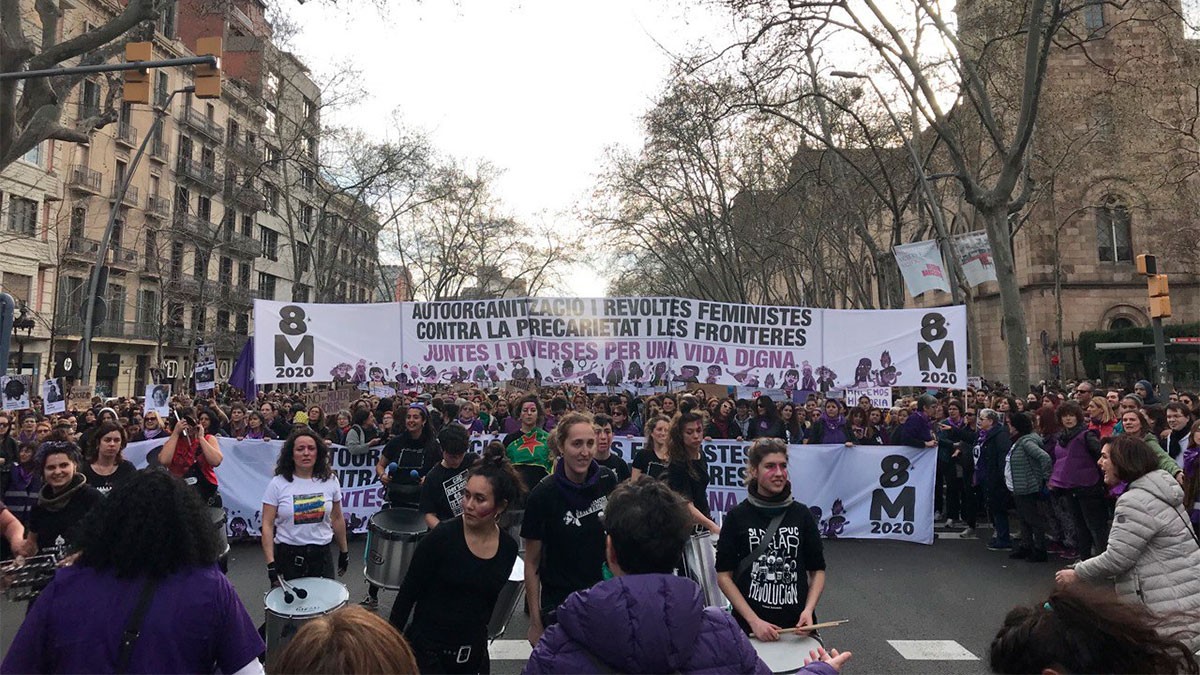 Capçalera de la vaga feminista d'aquest 8-M a Barcelona