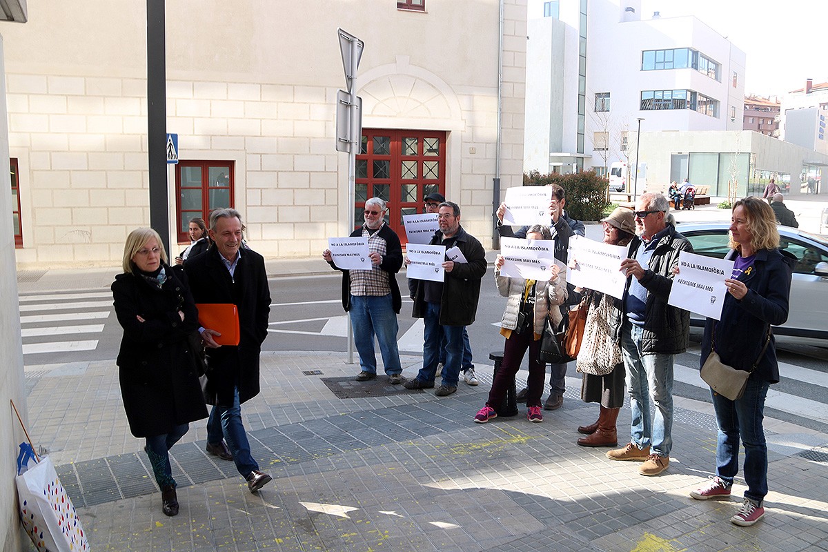 L'entrada dels jutjats aquest dilluns al matí. Algunes persones han rebut a Josep Anglada amb cartells «No a la islamofòbia» i «Feixisme mai més»