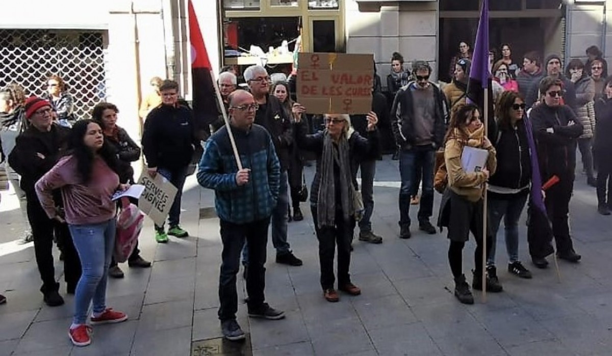 Manifestació del 8 de març a la qual ahir va assistir Lorena Ospina (a l'esquerra de la imatge amb un jersei rosa) que va explicar la seva experiència a Monserveis.