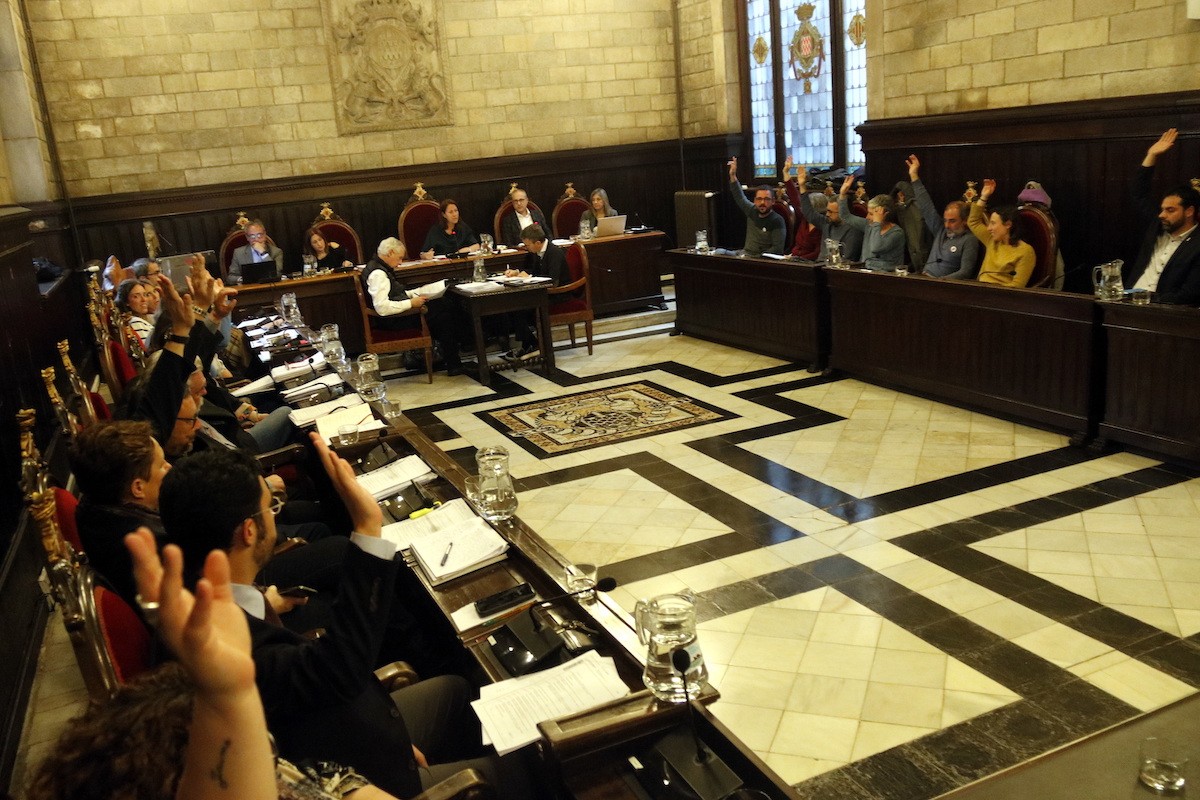 Una de les votacions del ple de l'Ajuntament de Girona d'aquest dilluns.