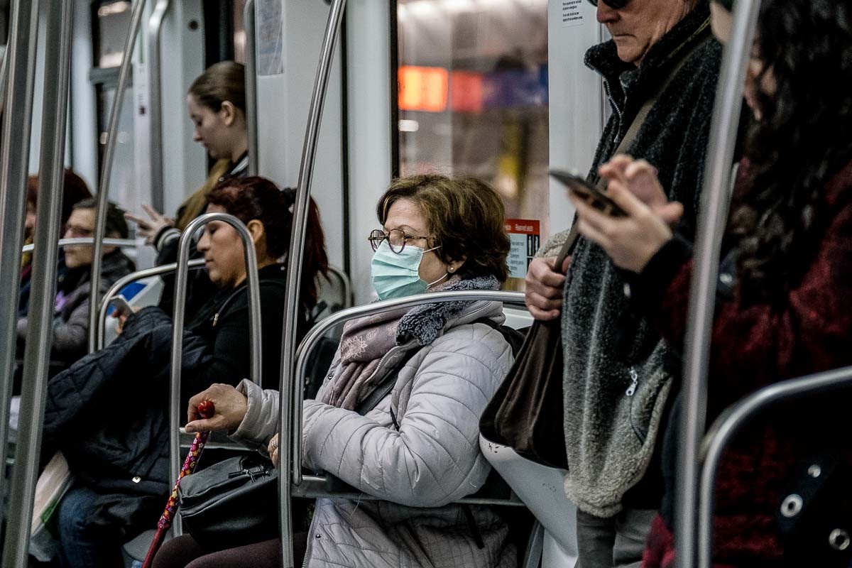 Una dona amb mascareta al metro de Barcelona