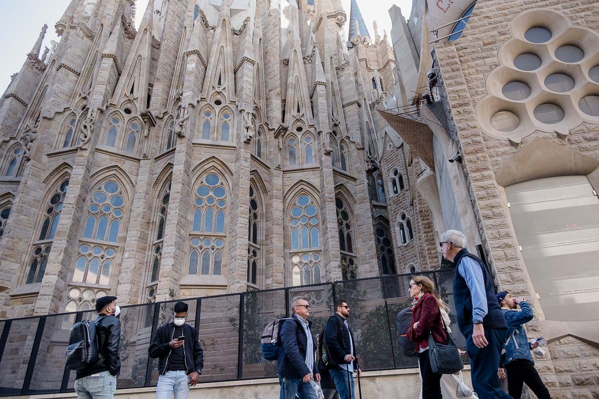 Turistes amb mascareta visitant la Sagrada Família.