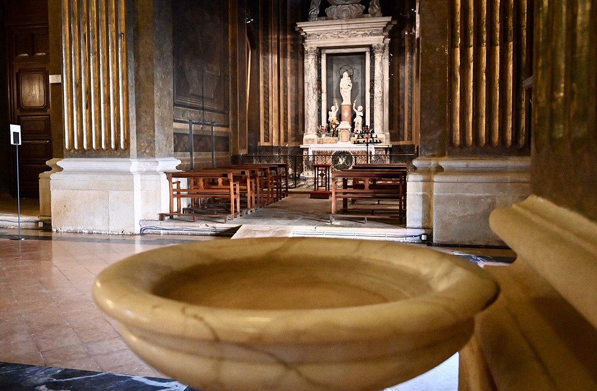 La catedral de Vic, sense aigua beneïda