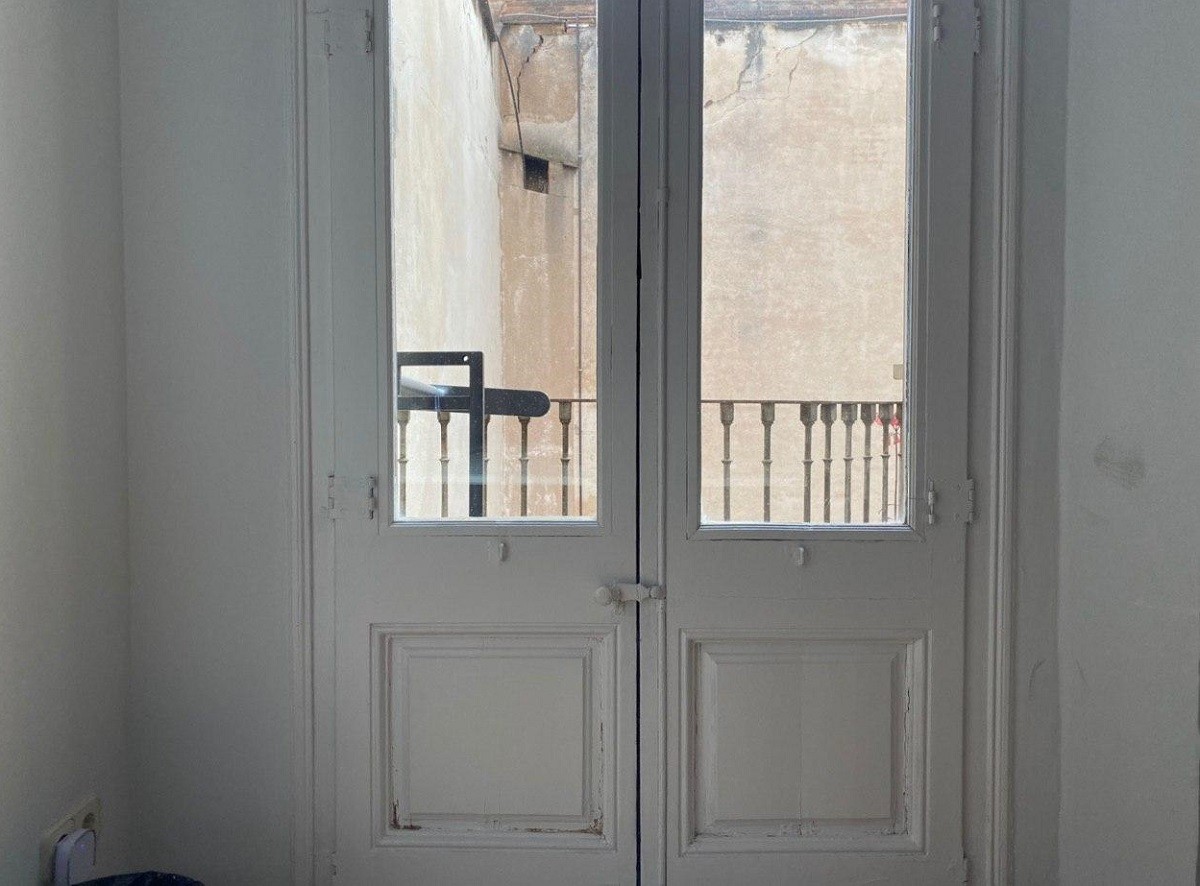La finestra tancada d'una habitació
