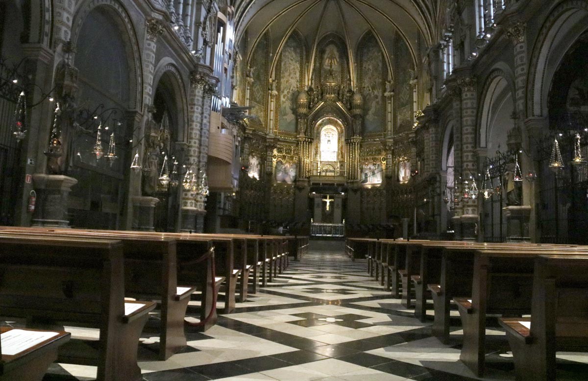 Basílica de Montserrat buida just abans de començar la missa