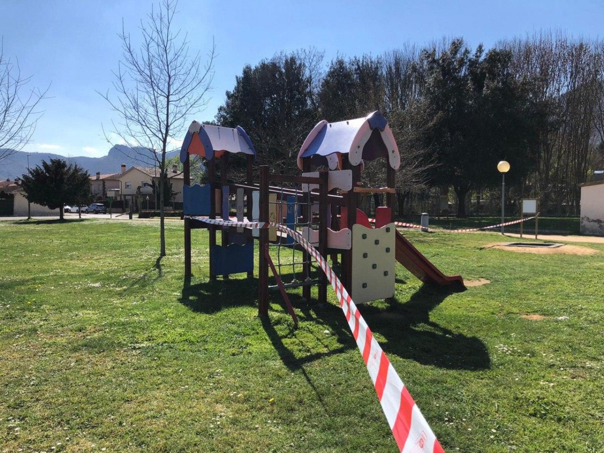 Un parc infantil a la Vall d'en Bas precintat durant l'estat d'alarma i el confinament.