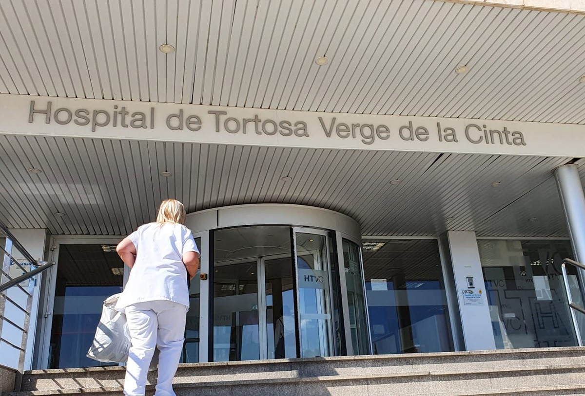 Una infermera puja les escales de l'Hospital Verge de la Cinta de Tortosa