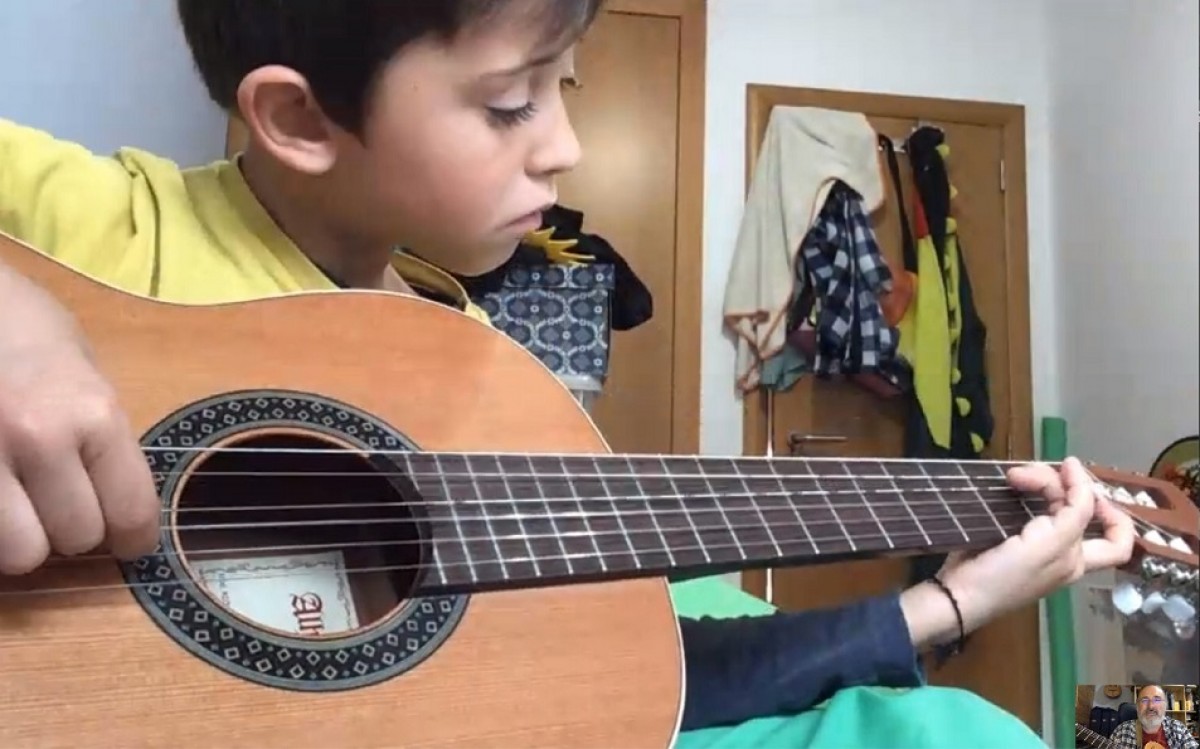 Un infant amb una guitarra