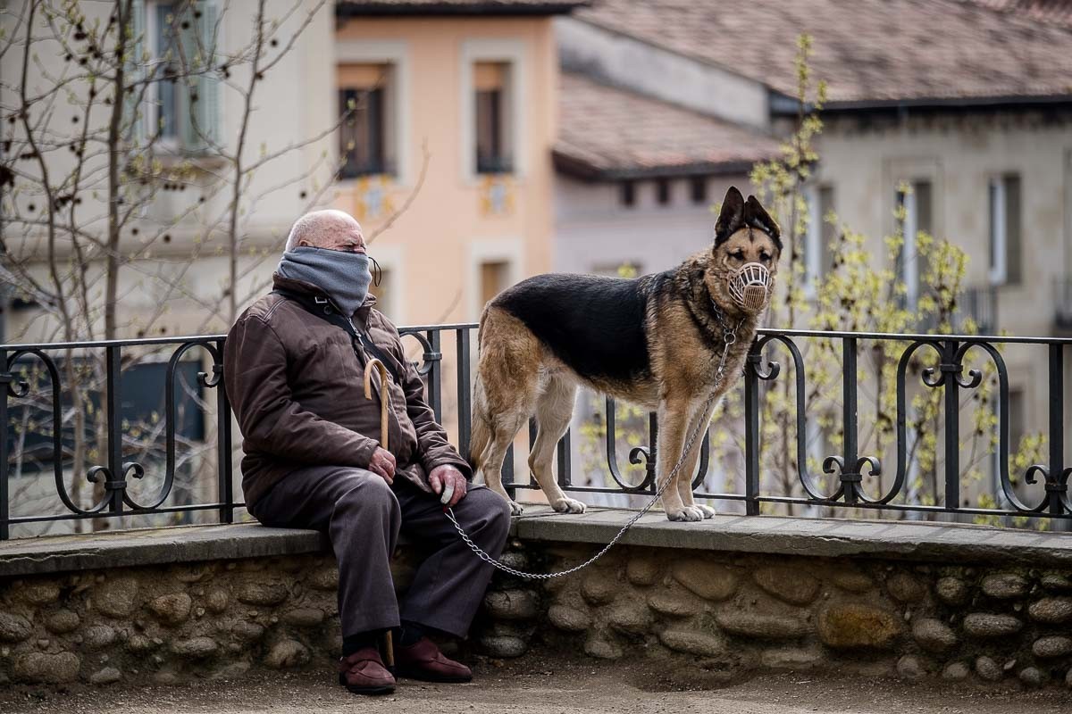 Un home gran amb el seu gos