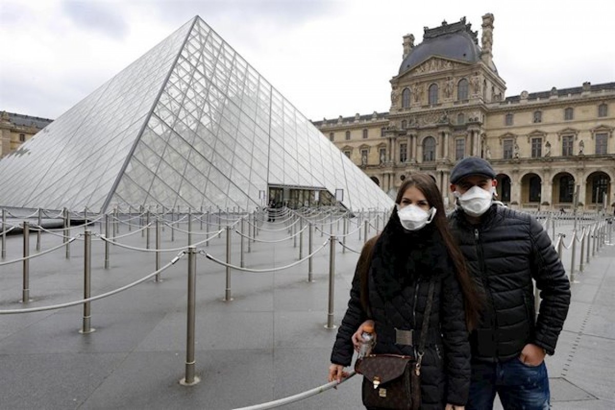 Turistes amb mascareta al Louvre de París