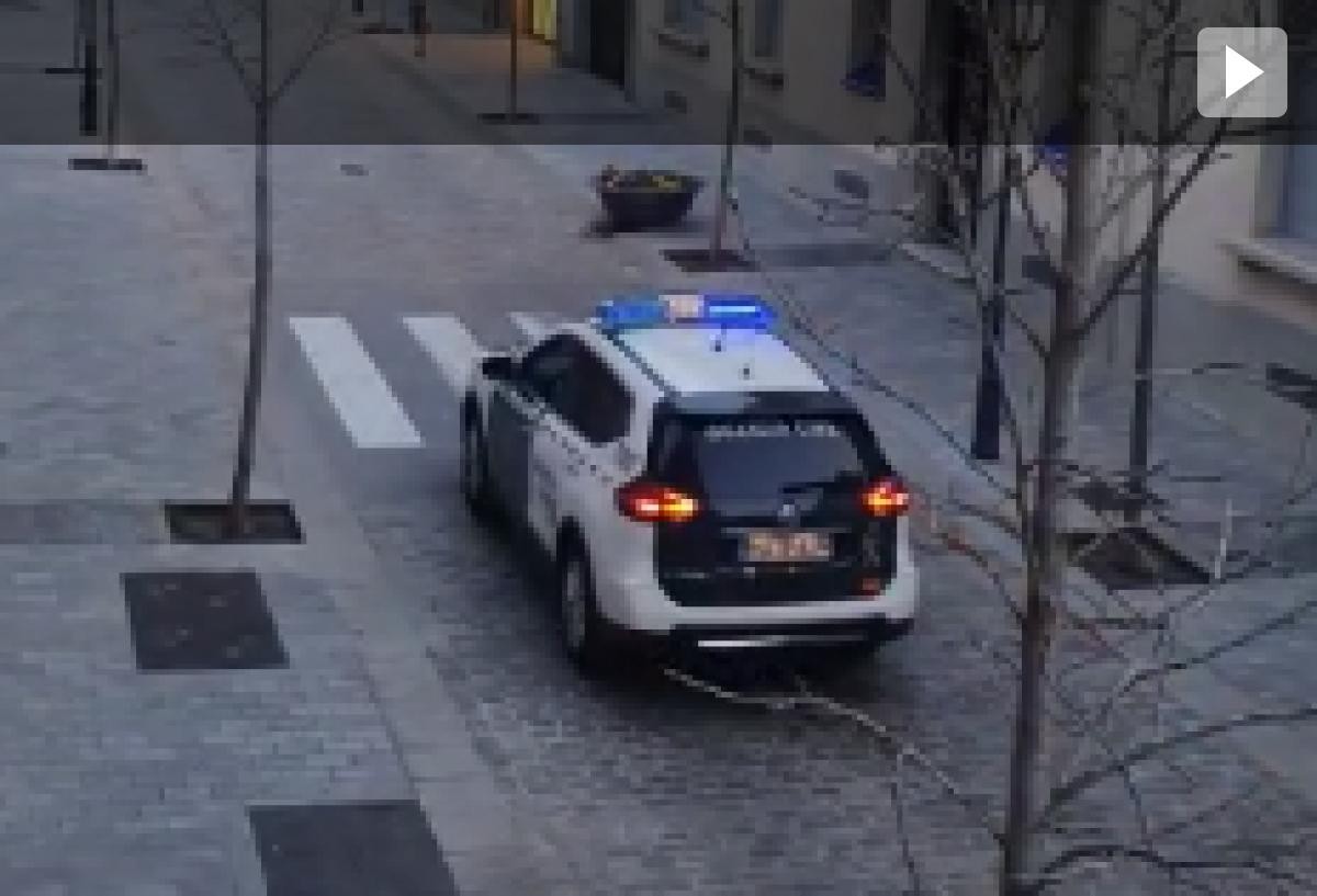 El vehicle de la Guàrdia Civil, pels carrers de Caldes