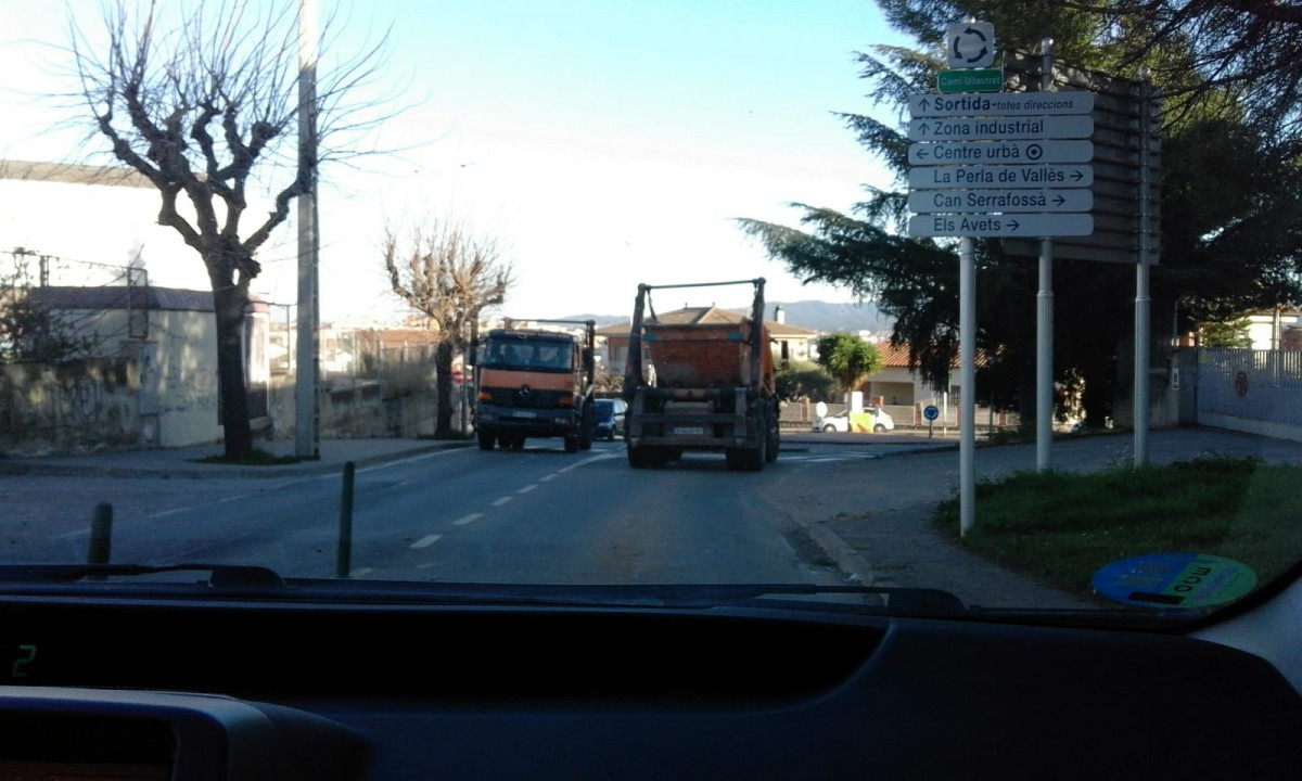 Camions de TMA circulant pel camí d'Ullastrell