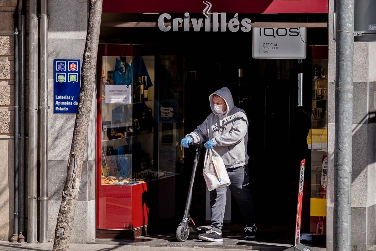 Un ciutadà sortint amb mascareta d'una farmàcia, a Vic