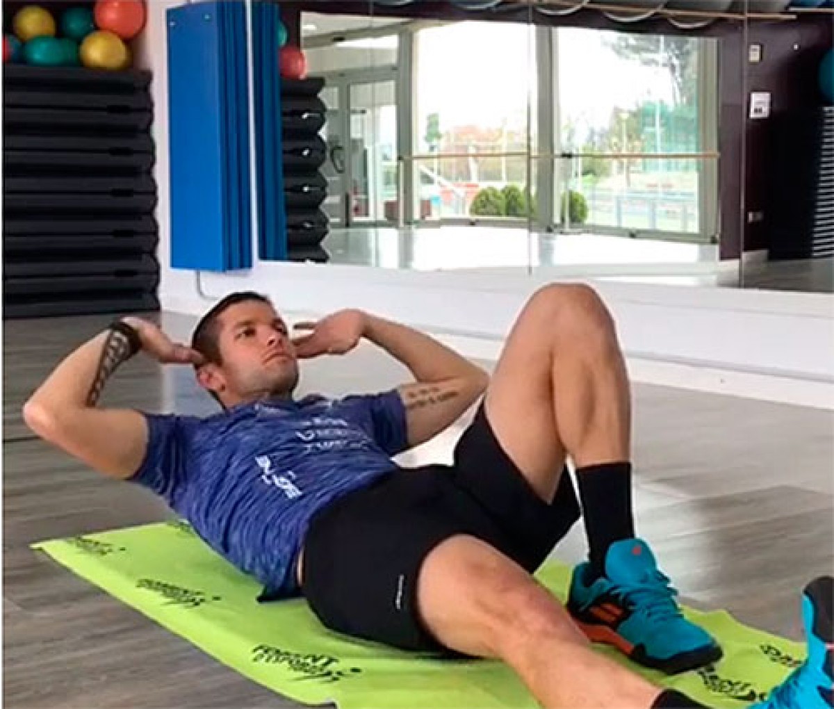 Isaac Viniegra, en un exercici d'abdominals