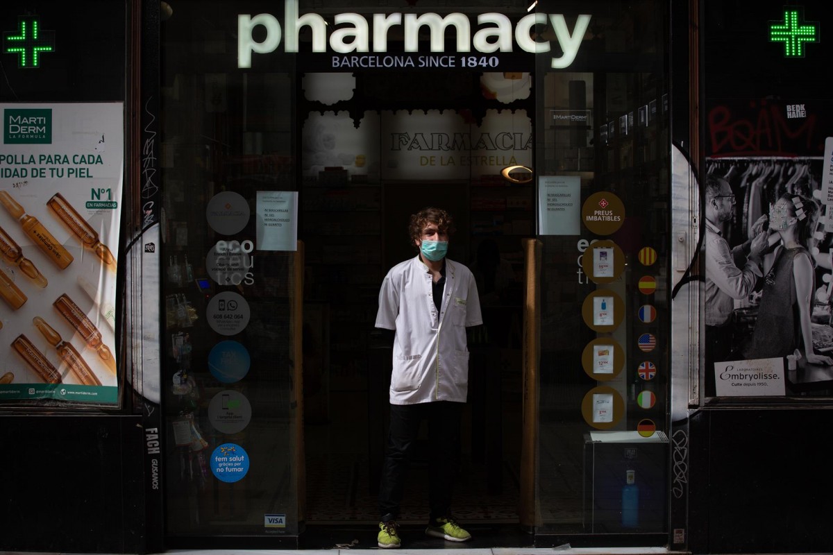 Un farmacèutic amb mascareta a Barcelona durant la crisi del coronavirus
