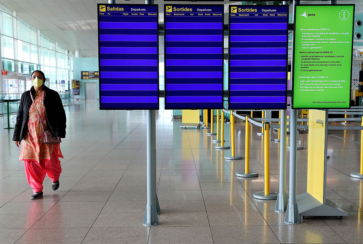 Una dona, a la terminal buida de l'aeroport del Prat