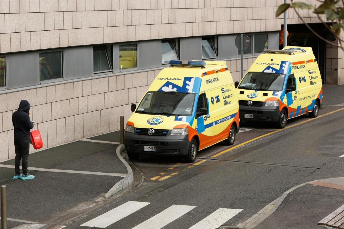 Dues ambulàncies davant l'Hospital Nostra Senyora de Meritxell, principal centre sanitari andorrà.