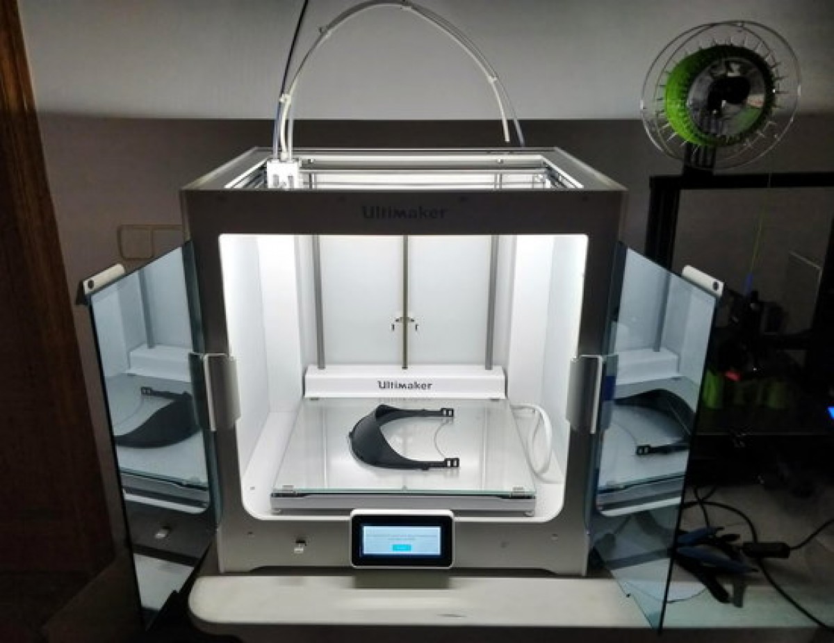 Màscara sanitària dins d'una impressora 3D