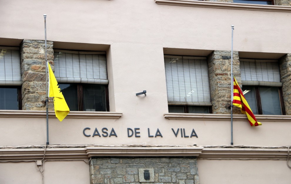 Detall de les banderes a mig pal onejant a la façana de l'Ajuntament de Sort