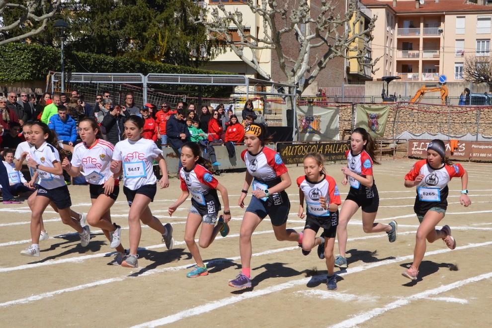 Joves atletes competint durant la jornada de dissabte