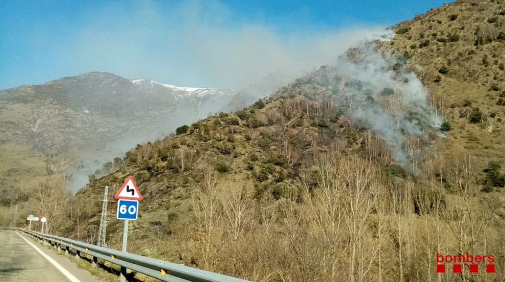 Imatge del foc cremant al costat de la carretera L-504