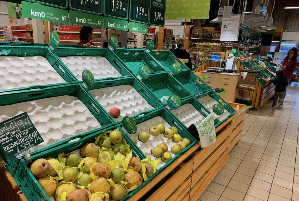 Prestatgeries de fruita i verdura buides en un supermercat de Tremp