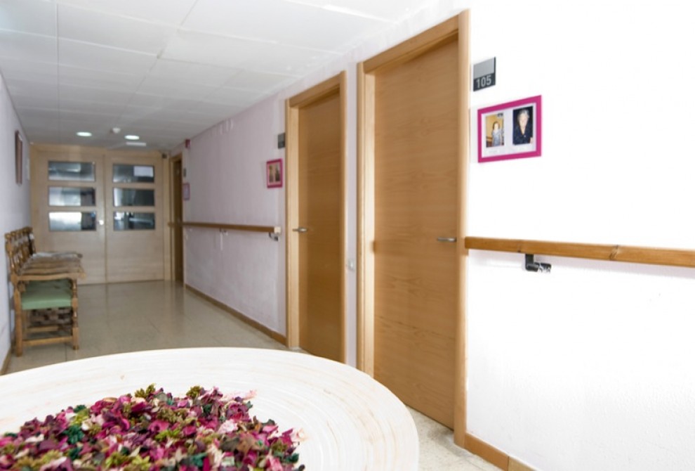 Un passadís interior del Centre Geriàtric del Pirineu