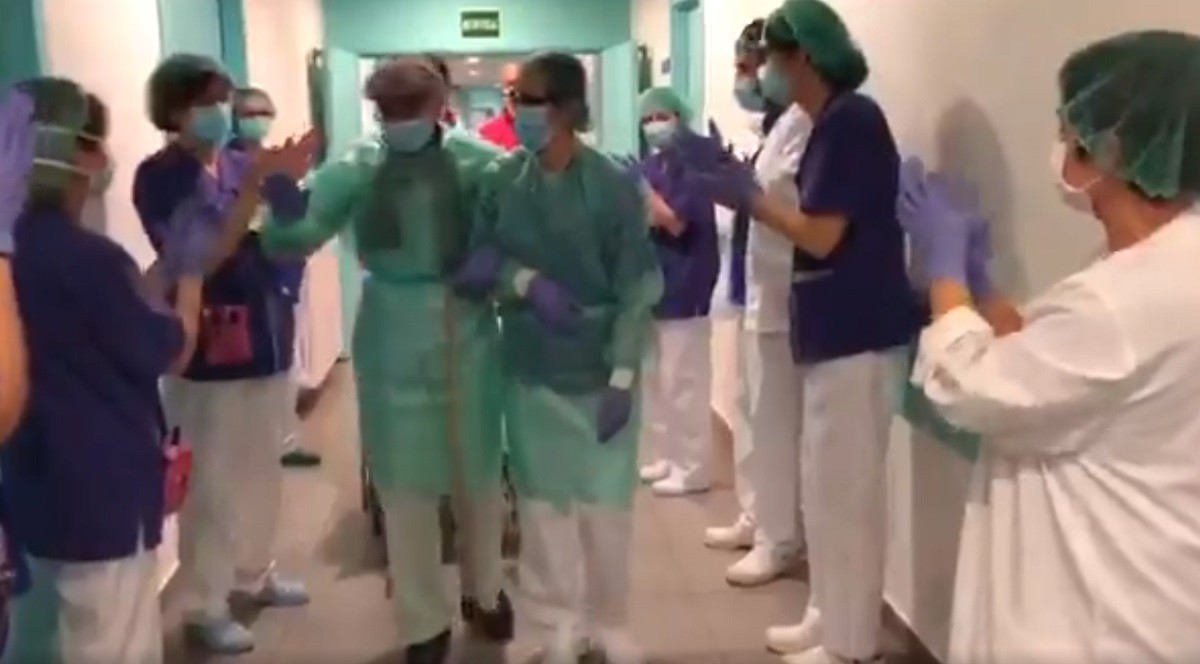 El personal de l'hospital de la Seu d'Urgell acomiada entre aplaudiments el primer pacient recuperat de Covid-19