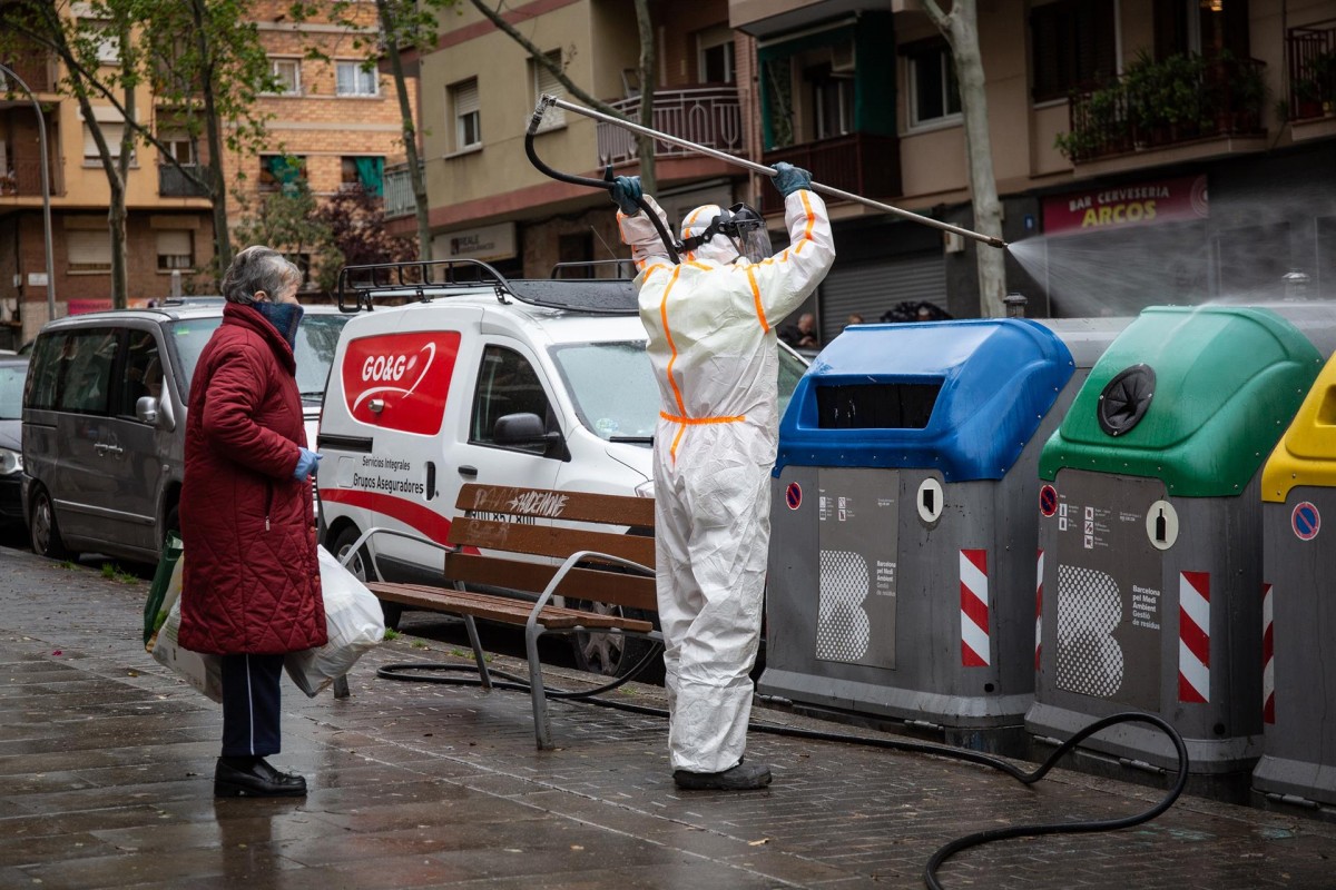 Desinfecció de contenidors a Barcelona durant el confinament.