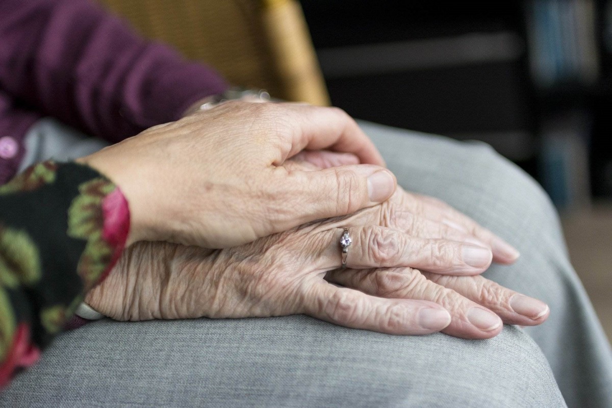 L'Ajuntament truca les persones grans que viuen soles per comprovar si es troben bé