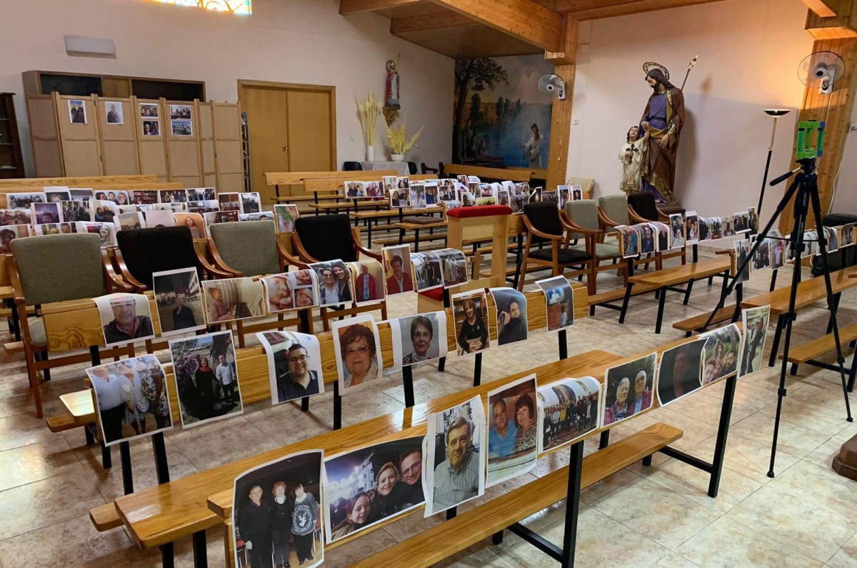 Les imatges dels feligresos sobre els bans de la parròquia Sant Miquel de la Cava