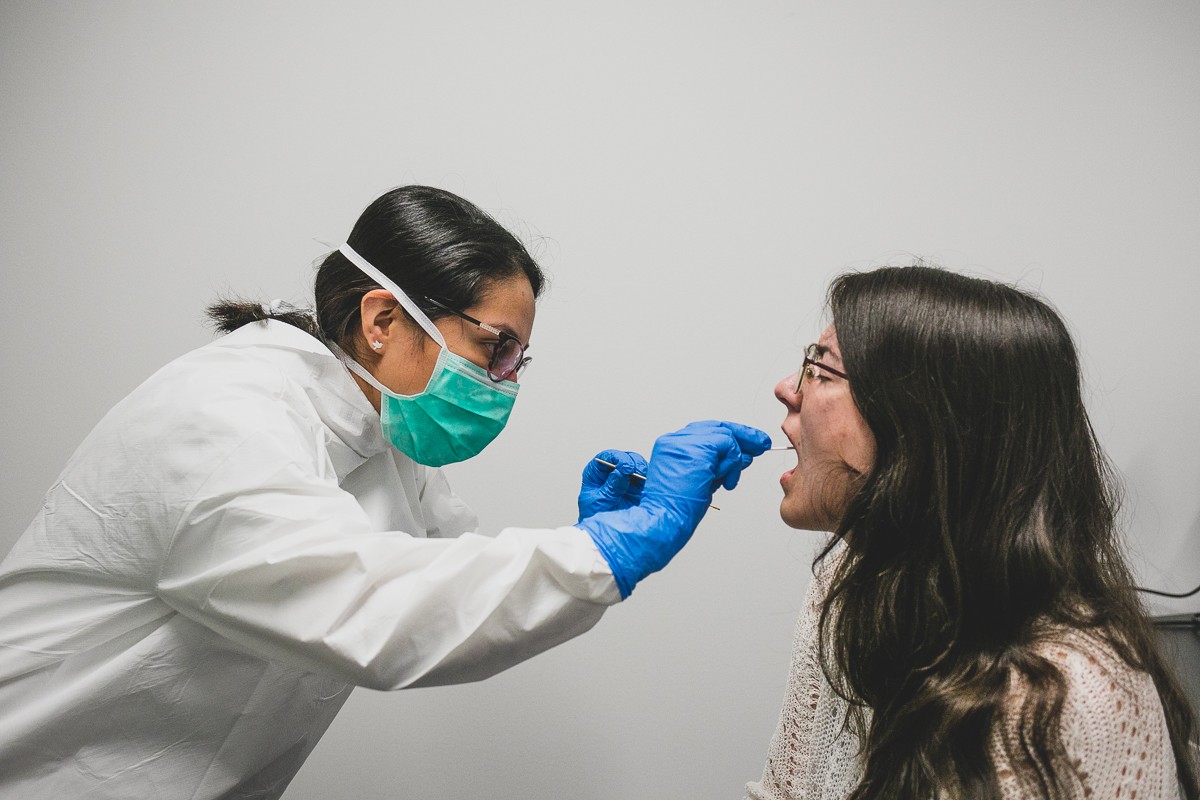 Un infermera procedeix a a prendre mostres de saliva a una usuària a l'Hospital d'Olot.