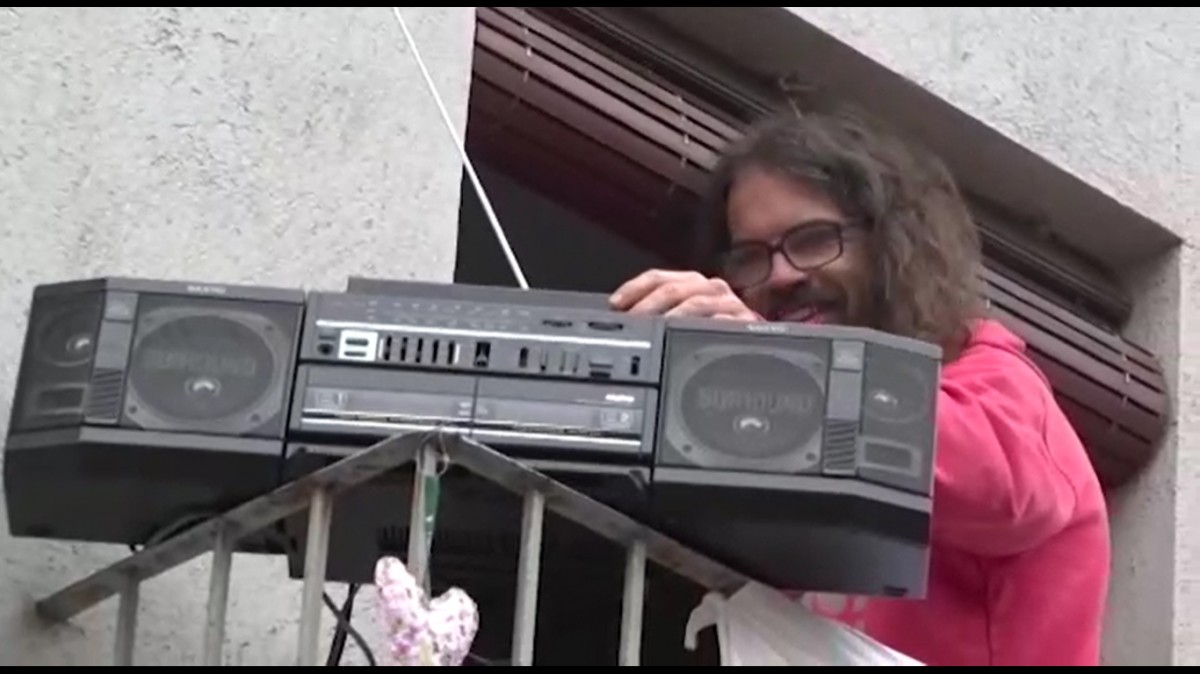 El cantant de Gossos, Natxo Tarrés, al balcó de casa seva