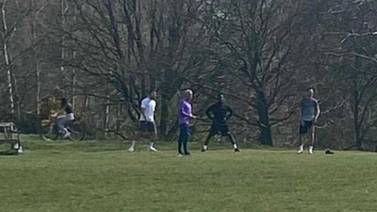 Mourinho entrenant amb tres jugadors en un parc.