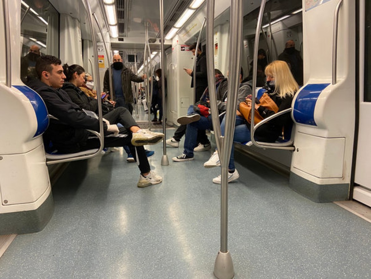 Interior d'un vagó de metro de la línia groga a Barcelona durant l'hora punta del segon dia feina d'estat d'alarma