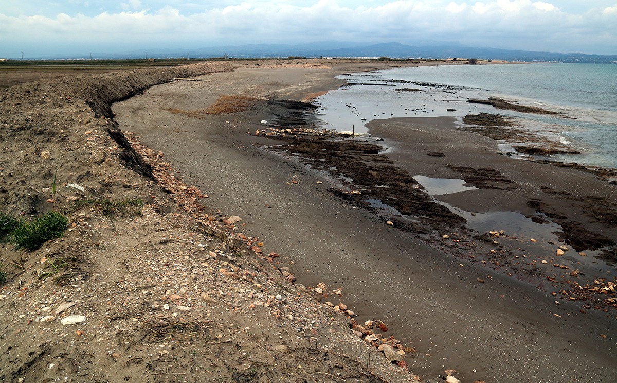 La barrera de sorra que es va començar a construir d'emergència després del temporal a la platja de la Marquesa, a la badia del Fangar