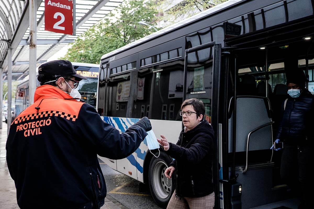 Voluntaris de Protecció Civil repartint mascaretes a l'estació d'autobusos de Vic