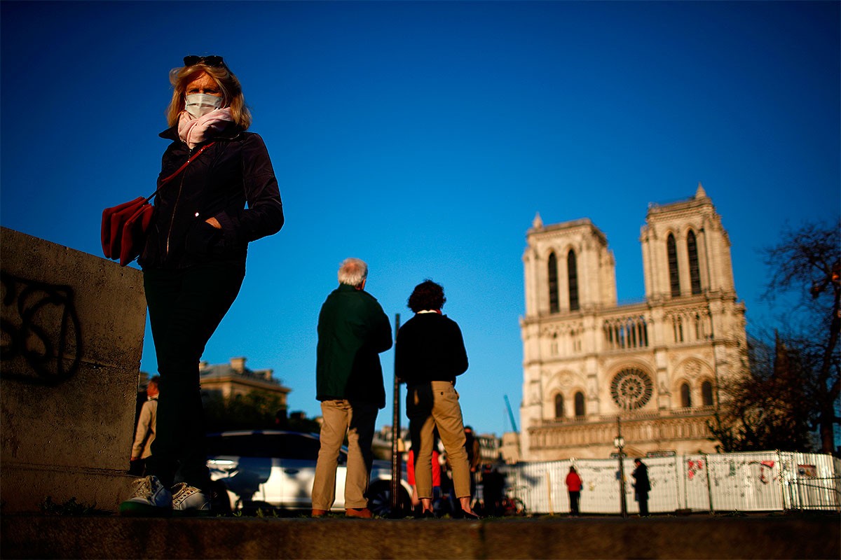 La gent amb mascaretes davant la catedral de Notre-Dame de Paris 