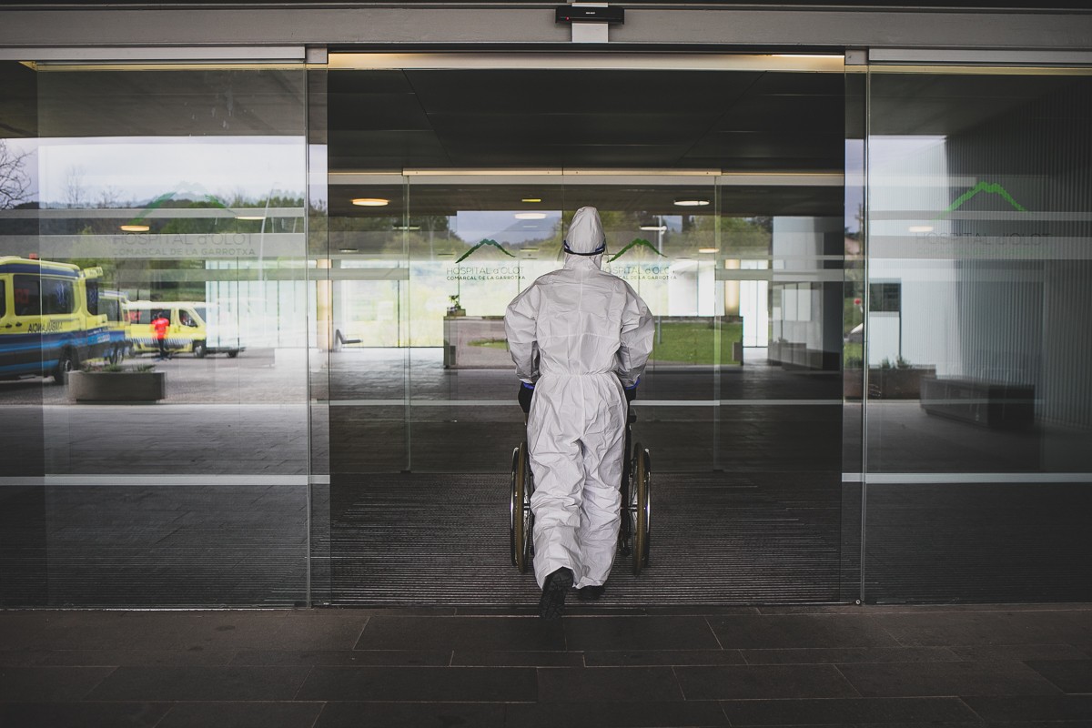 Entrada a l'Hospital d'Olot, on es mantindran les mesures de seguretat per a usuaris i professionals.