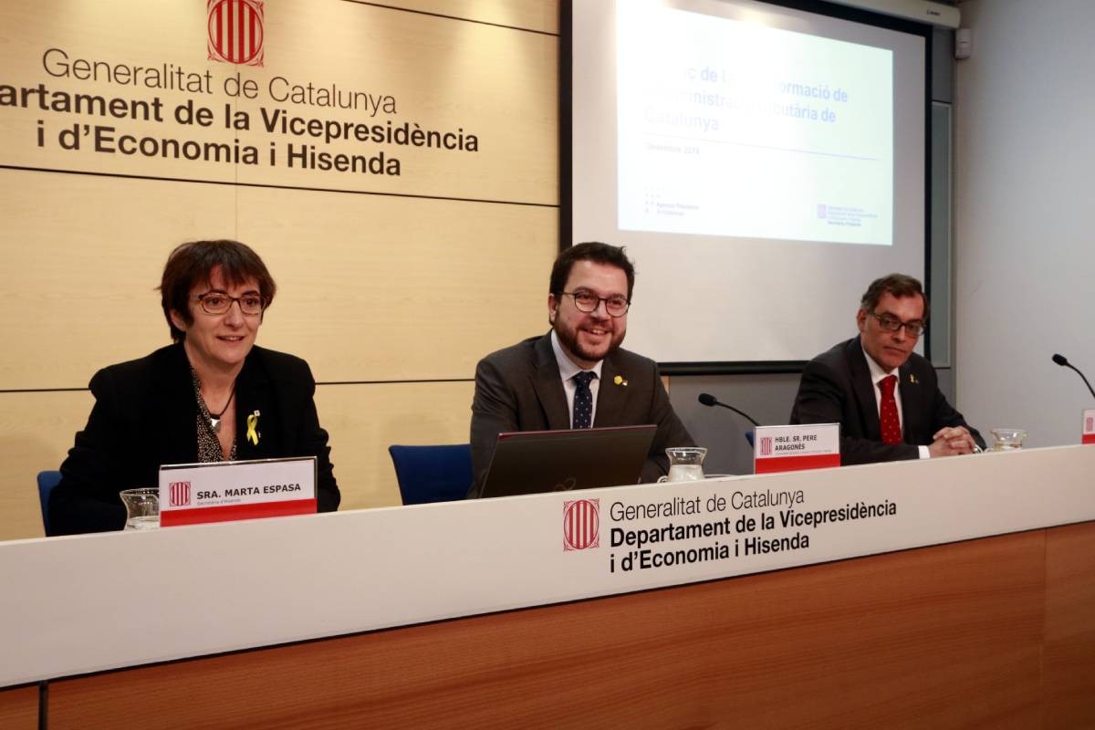 Pere Aragonès, amb la secretària d'Hisenda, Marta Espasa, i el director de l'Agència Tributària de Catalunya, Eduard Vilà.