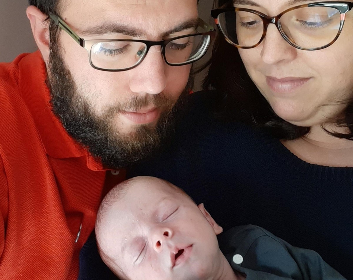 La Cristina, la seva parella i el seu fill acabat de néixer. 
