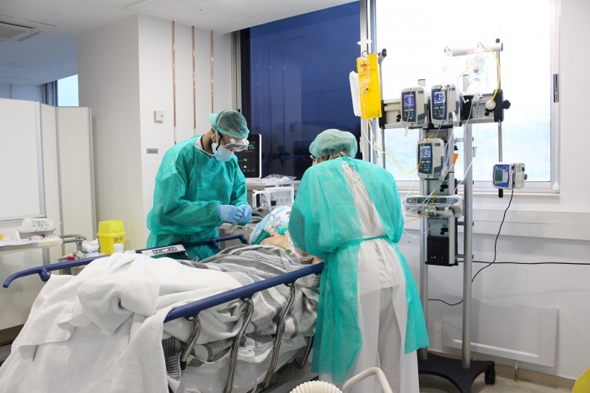 Un malalt amb la Covid-19 a l'UCI de l'Hospital Dr. Josep Trueta.