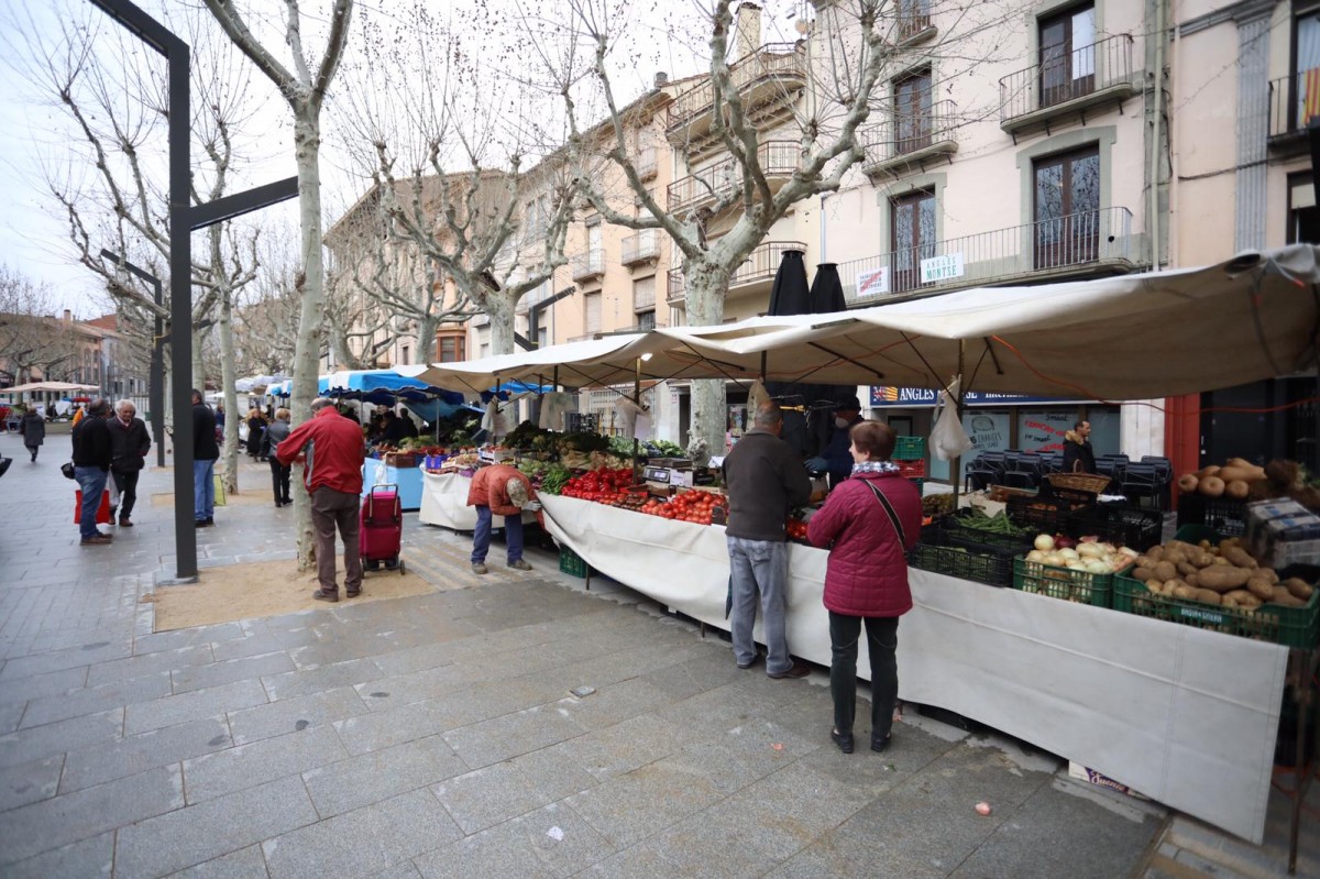 El mercat dels dilluns d'Olot en ple confinament.