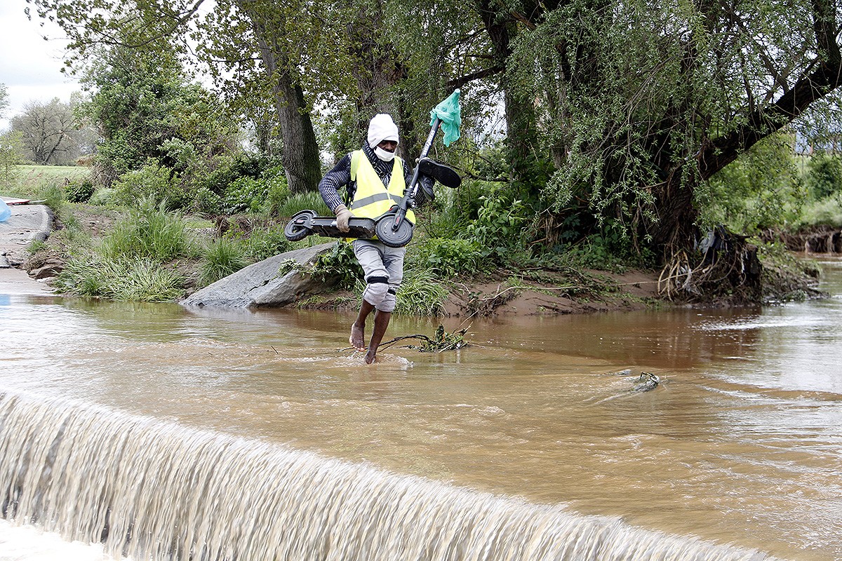 Un treballador creuant el riu per l'antiga carretera a Vic, el passat abril