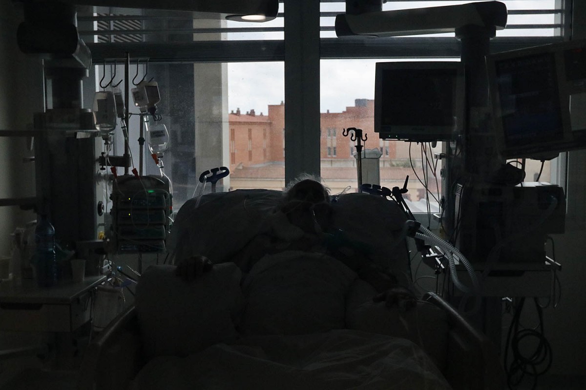 Una home hospitalitzat per la Covid-19