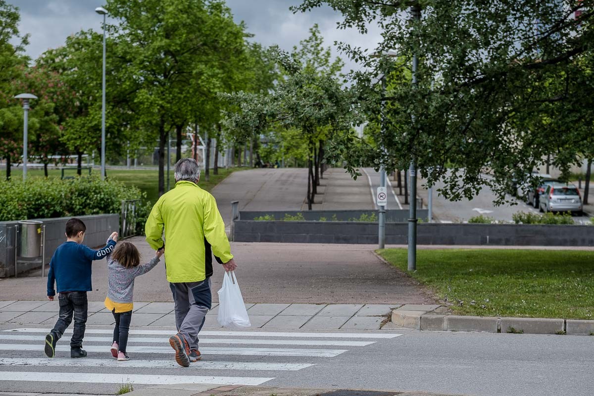 Un adult passeja amb els seus fills en els primers dies que està permès